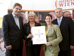 Foto von FSW-Geschäftsführer P. Hacker, D. Ettenauer-Reiter (Mobile Hauskrankenpflege), Stadträtin S. Wehsely und Bundesminister R. Hundstorfer