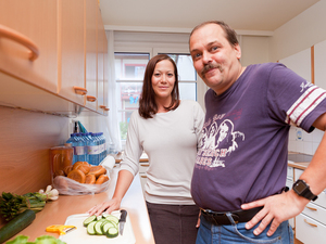 Foto von einem Mann  und einer Frau in einer Küche. 